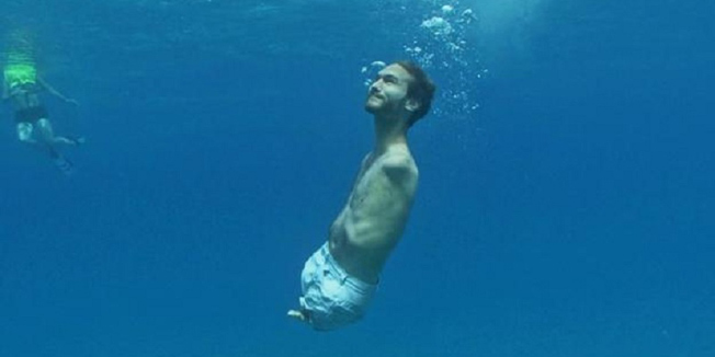 This Man Was Born Without Arms And Legs. Today, He's A Painter, Swimmer & A Motivational Speaker