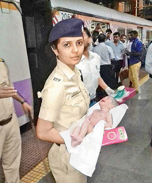 Mumbai Local Stops For 30 Mins As 22-Year Old Woman Delivers Baby On Train With The Help Of Passengers And Doctors