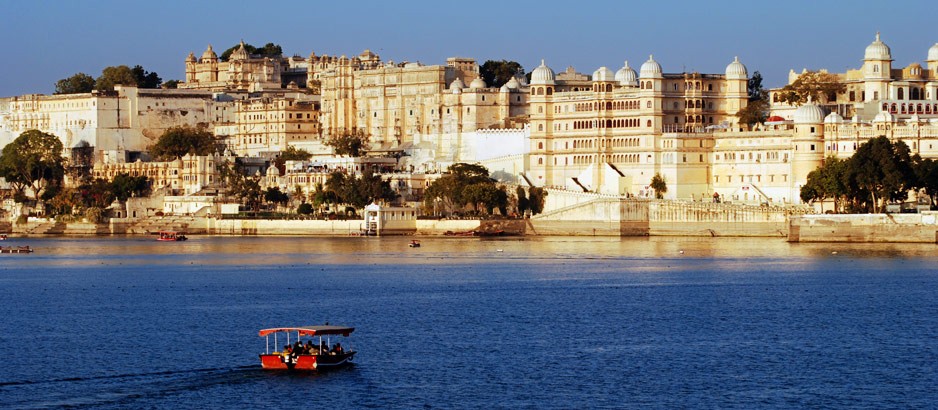 7 best Udaipur budget hotels and hostels with lake views--