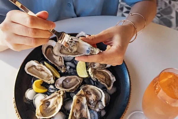 Date leaves woman after she ordered 48 oysters